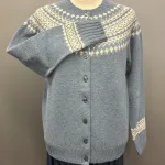 Harley of Scotland - Færø Cardigan Dusty Blue, cirrus, vanilla, 26, jeansblå, støvblå, gråblå, denimblå, dueblå, tordenblå, mellemblå, blå, støvet, dæmpet, blågrå, diskret, tidløs, anvendelig, klassisk, traditionel, færø, færøsk, fairisle, patter, style, dansk, design, nordisk, færøstrik, færøtrøje, færømønster, tynd, let, lun, indendørs, trøje, sweater, blød, ren, uld, lambswool, tyndt strik, fintstrikket, bærestykke, skuldrene, skotsk, skotland, kvalitet, smuk, holdbar, bæredygtig, mode, pige, dame, strikpullover, striksweater, uldstrik, uldsweater, hjemmestrik, gave, gaveide, efterår, vinter, pigestrik, ung, biti, ribe, vadehavet