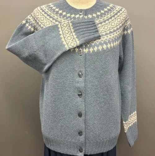 Harley of Scotland - Færø Cardigan Dusty Blue, cirrus, vanilla, 26, jeansblå, støvblå, gråblå, denimblå, dueblå, tordenblå, mellemblå, blå, støvet, dæmpet, blågrå, diskret, tidløs, anvendelig, klassisk, traditionel, færø, færøsk, fairisle, patter, style, dansk, design, nordisk, færøstrik, færøtrøje, færømønster, tynd, let, lun, indendørs, trøje, sweater, blød, ren, uld, lambswool, tyndt strik, fintstrikket, bærestykke, skuldrene, skotsk, skotland, kvalitet, smuk, holdbar, bæredygtig, mode, pige, dame, strikpullover, striksweater, uldstrik, uldsweater, hjemmestrik, gave, gaveide, efterår, vinter, pigestrik, ung, biti, ribe, vadehavet