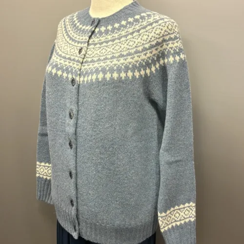 Harley of Scotland - Færø Cardigan Dusty Blue, cirrus, vanilla, 26, jeansblå, støvblå, gråblå, denimblå, dueblå, tordenblå, mellemblå, blå, støvet, dæmpet, blågrå, diskret, tidløs, anvendelig, klassisk, traditionel, færø, færøsk, fairisle, patter, style, dansk, design, nordisk, færøstrik, færøtrøje, færømønster, tynd, let, lun, indendørs, trøje, sweater, blød, ren, uld, lambswool, tyndt strik, fintstrikket, bærestykke, skuldrene, skotsk, skotland, kvalitet, smuk, holdbar, bæredygtig, mode, pige, dame, strikpullover, striksweater, uldstrik, uldsweater, hjemmestrik, gave, gaveide, efterår, vinter, pigestrik, ung, biti, ribe, vadehavet