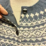 Harley of Scotland - Færø Cardigan Dusty Blue, cirrus, vanilla, 26, jeansblå, støvblå, gråblå, denimblå, dueblå, tordenblå, mellemblå, blå, støvet, dæmpet, blågrå, diskret, tidløs, anvendelig, klassisk, traditionel, færø, færøsk, fairisle, patter, style, dansk, design, nordisk, færøstrik, færøtrøje, færømønster, tynd, let, lun, indendørs, trøje, sweater, blød, ren, uld, lambswool, tyndt strik, fintstrikket, bærestykke, skuldrene, skotsk, skotland, kvalitet, smuk, holdbar, bæredygtig, mode, pige, dame, strikpullover, striksweater, uldstrik, uldsweater, hjemmestrik, gave, gaveide, efterår, vinter, pigestrik, ung, biti, ribe, vadehavet
