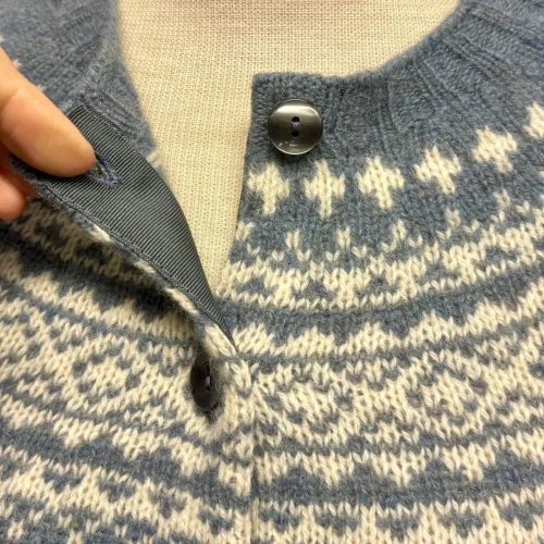 Harley of Scotland - Færø Cardigan Dusty Blue, cirrus, vanilla, 26, jeansblå, støvblå, gråblå, denimblå, dueblå, tordenblå, mellemblå, blå, støvet, dæmpet, blågrå, diskret, tidløs, anvendelig, klassisk, traditionel, færø, færøsk, fairisle, patter, style, dansk, design, nordisk, færøstrik, færøtrøje, færømønster, tynd, let, lun, indendørs, trøje, sweater, blød, ren, uld, lambswool, tyndt strik, fintstrikket, bærestykke, skuldrene, skotsk, skotland, kvalitet, smuk, holdbar, bæredygtig, mode, pige, dame, strikpullover, striksweater, uldstrik, uldsweater, hjemmestrik, gave, gaveide, efterår, vinter, pigestrik, ung, biti, ribe, vadehavet