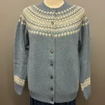 Harley of Scotland - Færø Cardigan Dusty Blue, cirrus, vanilla, 26, jeansblå, støvblå, gråblå, denimblå, dueblå, tordenblå, mellemblå, blå, støvet, dæmpet, blågrå, diskret, tidløs, anvendelig, klassisk, traditionel, færø, færøsk, fairisle, patter, style, dansk, design, nordisk, færøstrik, færøtrøje, færømønster, tynd, let, lun, indendørs, trøje, sweater, blød, ren, uld, lambswool, tyndt strik, fintstrikket, bærestykke, skuldrene, skotsk, skotland, kvalitet, smuk, holdbar, bæredygtig, mode, pige, dame, strikpullover, striksweater, uldstrik, uldsweater, hjemmestrik, gave, gaveide, efterår, vinter, pigestrik, ung, biti, ribe, vadehavet
