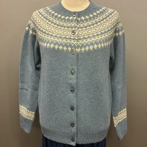 Harley of Scotland - Færø Cardigan Dusty Blue, cirrus, vanilla, 26, jeansblå, støvblå, gråblå, denimblå, dueblå, tordenblå, mellemblå, blå, støvet, dæmpet, blågrå, diskret, tidløs, anvendelig, klassisk, traditionel, færø, færøsk, fairisle, patter, style, dansk, design, nordisk, færøstrik, færøtrøje, færømønster, tynd, let, lun, indendørs, trøje, sweater, blød, ren, uld, lambswool, tyndt strik, fintstrikket, bærestykke, skuldrene, skotsk, skotland, kvalitet, smuk, holdbar, bæredygtig, mode, pige, dame, strikpullover, striksweater, uldstrik, uldsweater, hjemmestrik, gave, gaveide, efterår, vinter, pigestrik, ung, biti, ribe, vadehavet