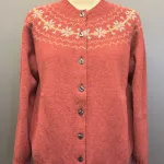 Harley of Scotland - Færø Cardigan Koral Framboise, hindbær, rosenrød, coral, koralrosa, korlarød, feminin, stjerner, stjernebort, stjernemønster, mønster, fintstrikket, cardigan, striktrøje, strikjakke, ren, 100%, uld, lammeuld, lambswool, ulden, skotsk, skotland, færøerne, islænder, færømønster, færøstrik, let, tynd, indendørs, smart, moderne, klassisk, traditionel, norsk, trøje, knapper, biti, ribe, mønsterstrik, fairisle, traditionel, moderne,