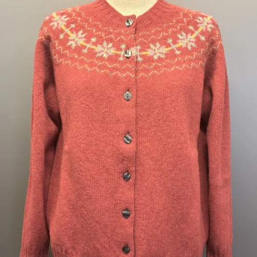 Harley of Scotland - Færø Cardigan Koral Framboise, hindbær, rosenrød, coral, koralrosa, korlarød, feminin, stjerner, stjernebort, stjernemønster, mønster, fintstrikket, cardigan, striktrøje, strikjakke, ren, 100%, uld, lammeuld, lambswool, ulden, skotsk, skotland, færøerne, islænder, færømønster, færøstrik, let, tynd, indendørs, smart, moderne, klassisk, traditionel, norsk, trøje, knapper, biti, ribe, mønsterstrik, fairisle, traditionel, moderne,