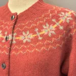Harley of Scotland - Færø Cardigan Koral Framboise, hindbær, rosenrød, coral, koralrosa, korlarød, feminin, stjerner, stjernebort, stjernemønster, mønster, fintstrikket, cardigan, striktrøje, strikjakke, ren, 100%, uld, lammeuld, lambswool, ulden, skotsk, skotland, færøerne, islænder, færømønster, færøstrik, let, tynd, indendørs, smart, moderne, klassisk, traditionel, norsk, trøje, knapper, biti, ribe, mønsterstrik, fairisle, traditionel, moderne,
