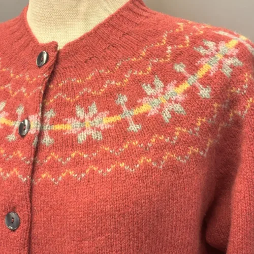 Harley of Scotland - Færø Cardigan Koral Framboise, hindbær, rosenrød, coral, koralrosa, korlarød, feminin, stjerner, stjernebort, stjernemønster, mønster, fintstrikket, cardigan, striktrøje, strikjakke, ren, 100%, uld, lammeuld, lambswool, ulden, skotsk, skotland, færøerne, islænder, færømønster, færøstrik, let, tynd, indendørs, smart, moderne, klassisk, traditionel, norsk, trøje, knapper, biti, ribe, mønsterstrik, fairisle, traditionel, moderne,