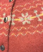 Harley of Scotland - Færø Cardigan Koral Framboise, hindbær, rosenrød, coral, koralrosa, korlarød, feminin, stjerner, stjernebort, stjernemønster, mønster, fintstrikket, cardigan, striktrøje, strikjakke, ren, 100%, uld, lammeuld, lambswool, ulden, skotsk, skotland, færøerne, islænder, færømønster, færøstrik, let, tynd, indendørs, smart, moderne, klassisk, traditionel, norsk, trøje, knapper, biti, ribe, mønsterstrik, fairisle, traditionel, moderne,