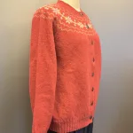 Harley of Scotland - Færø Cardigan Koral Framboise, hindbær, rosenrød, coral, koralrosa, korlarød, feminin, stjerner, stjernebort, stjernemønster, mønster, fintstrikket, cardigan, striktrøje, strikjakke, ren, 100%, uld, lammeuld, lambswool, ulden, skotsk, skotland, færøerne, islænder, færømønster, færøstrik, let, tynd, indendørs, smart, moderne, klassisk, traditionel, norsk, trøje, knapper, biti, ribe, mønsterstrik, fairisle, traditionel, moderne,