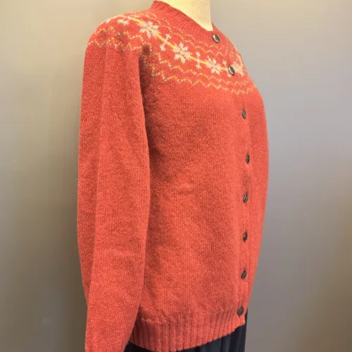 Harley of Scotland - Færø Cardigan Koral Framboise, hindbær, rosenrød, coral, koralrosa, korlarød, feminin, stjerner, stjernebort, stjernemønster, mønster, fintstrikket, cardigan, striktrøje, strikjakke, ren, 100%, uld, lammeuld, lambswool, ulden, skotsk, skotland, færøerne, islænder, færømønster, færøstrik, let, tynd, indendørs, smart, moderne, klassisk, traditionel, norsk, trøje, knapper, biti, ribe, mønsterstrik, fairisle, traditionel, moderne,