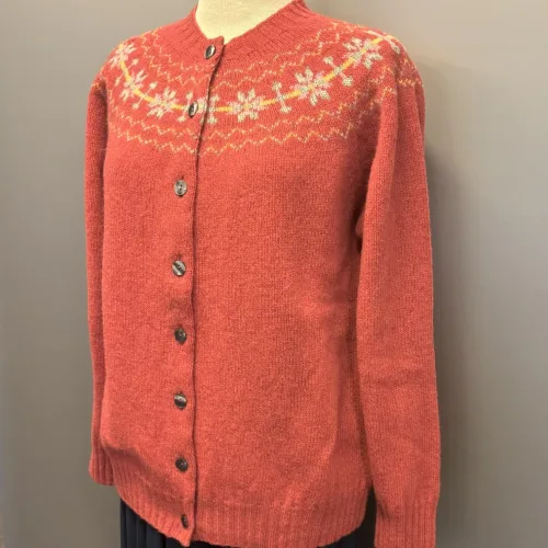 Harley of Scotland - Færø Cardigan Koral Framboise, hindbær, rosenrød, coral, koralrosa, korlarød, feminin, stjerner, stjernebort, stjernemønster, mønster, fintstrikket, cardigan, striktrøje, strikjakke, ren, 100%, uld, lammeuld, lambswool, ulden, skotsk, skotland, færøerne, islænder, færømønster, færøstrik, let, tynd, indendørs, smart, moderne, klassisk, traditionel, norsk, trøje, knapper, biti, ribe, mønsterstrik, fairisle, traditionel, moderne,