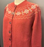 Harley of Scotland - Færø Cardigan Koral Framboise, hindbær, rosenrød, coral, koralrosa, korlarød, feminin, stjerner, stjernebort, stjernemønster, mønster, fintstrikket, cardigan, striktrøje, strikjakke, ren, 100%, uld, lammeuld, lambswool, ulden, skotsk, skotland, færøerne, islænder, færømønster, færøstrik, let, tynd, indendørs, smart, moderne, klassisk, traditionel, norsk, trøje, knapper, biti, ribe, mønsterstrik, fairisle, traditionel, moderne,