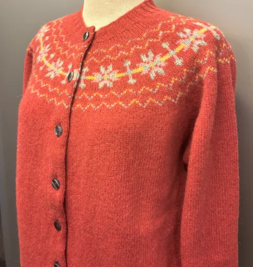 Harley of Scotland - Færø Cardigan Koral Framboise, hindbær, rosenrød, coral, koralrosa, korlarød, feminin, stjerner, stjernebort, stjernemønster, mønster, fintstrikket, cardigan, striktrøje, strikjakke, ren, 100%, uld, lammeuld, lambswool, ulden, skotsk, skotland, færøerne, islænder, færømønster, færøstrik, let, tynd, indendørs, smart, moderne, klassisk, traditionel, norsk, trøje, knapper, biti, ribe, mønsterstrik, fairisle, traditionel, moderne,