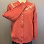 Harley of Scotland - Færø Cardigan Koral Framboise, hindbær, rosenrød, coral, koralrosa, korlarød, feminin, stjerner, stjernebort, stjernemønster, mønster, fintstrikket, cardigan, striktrøje, strikjakke, ren, 100%, uld, lammeuld, lambswool, ulden, skotsk, skotland, færøerne, islænder, færømønster, færøstrik, let, tynd, indendørs, smart, moderne, klassisk, traditionel, norsk, trøje, knapper, biti, ribe, mønsterstrik, fairisle, traditionel, moderne,