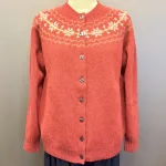 Harley of Scotland - Færø Cardigan Koral Framboise, hindbær, rosenrød, coral, koralrosa, korlarød, feminin, stjerner, stjernebort, stjernemønster, mønster, fintstrikket, cardigan, striktrøje, strikjakke, ren, 100%, uld, lammeuld, lambswool, ulden, skotsk, skotland, færøerne, islænder, færømønster, færøstrik, let, tynd, indendørs, smart, moderne, klassisk, traditionel, norsk, trøje, knapper, biti, ribe, mønsterstrik, fairisle, traditionel, moderne,