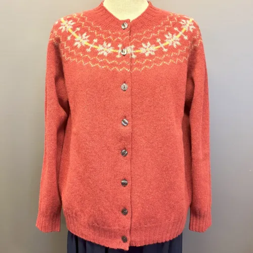 Harley of Scotland - Færø Cardigan Koral Framboise, hindbær, rosenrød, coral, koralrosa, korlarød, feminin, stjerner, stjernebort, stjernemønster, mønster, fintstrikket, cardigan, striktrøje, strikjakke, ren, 100%, uld, lammeuld, lambswool, ulden, skotsk, skotland, færøerne, islænder, færømønster, færøstrik, let, tynd, indendørs, smart, moderne, klassisk, traditionel, norsk, trøje, knapper, biti, ribe, mønsterstrik, fairisle, traditionel, moderne,