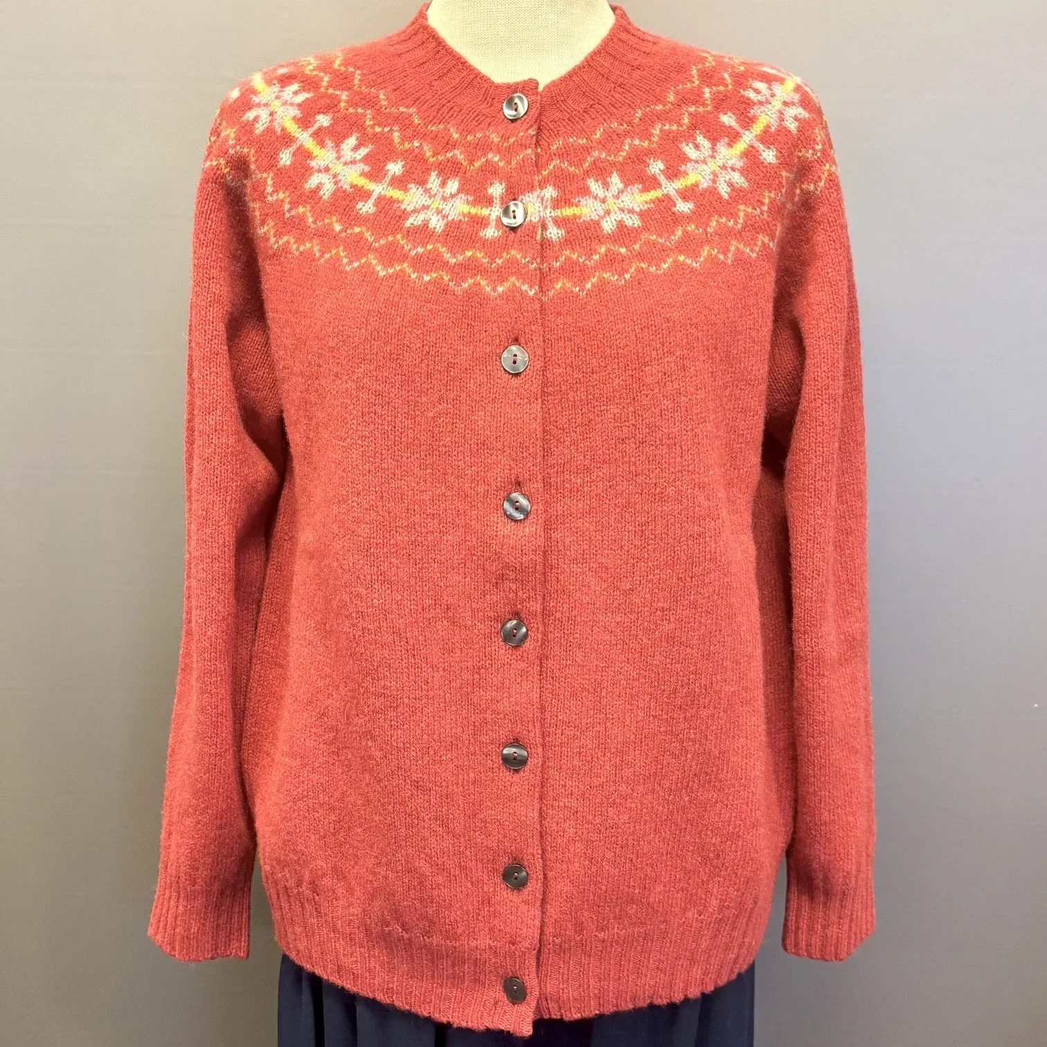Harley of Scotland - Færø Cardigan Koral Framboise Harley of Scotland - Færø Cardigan Koral Framboise, hindbær, rosenrød, coral, koralrosa, korlarød, feminin, stjerner, stjernebort, stjernemønster, mønster, fintstrikket, cardigan, striktrøje, strikjakke, ren, 100%, uld, lammeuld, lambswool, ulden, skotsk, skotland, færøerne, islænder, færømønster, færøstrik, let, tynd, indendørs, smart, moderne, klassisk, traditionel, norsk, trøje, knapper, biti, ribe, mønsterstrik, fairisle, traditionel, moderne,
