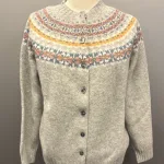 Harley of Scotland - Færø Cardigan Lysegrå Silver, silver 26, tynd, let, ensfarvet, klasse, sart, lys, forårs, perlegrå, strikjakke, knapper, striktrøje, bærestykke, borter, stjerner, mønster, fintstrikket, cardigan, striktrøje, strikjakke, ren, 100%, uld, lammeuld, lambswool, ulden, skotsk, skotland, færøerne, islænder, færømønster, færøstrik, indendørs, smart, moderne, klassisk, traditionel, norsk, trøje, knapper, biti, ribe, mønsterstrik