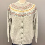 Harley of Scotland - Færø Cardigan Lysegrå Silver, silver 26, tynd, let, ensfarvet, klasse, sart, lys, forårs, perlegrå, strikjakke, knapper, striktrøje, bærestykke, borter, stjerner, mønster, fintstrikket, cardigan, striktrøje, strikjakke, ren, 100%, uld, lammeuld, lambswool, ulden, skotsk, skotland, færøerne, islænder, færømønster, færøstrik, indendørs, smart, moderne, klassisk, traditionel, norsk, trøje, knapper, biti, ribe, mønsterstrik