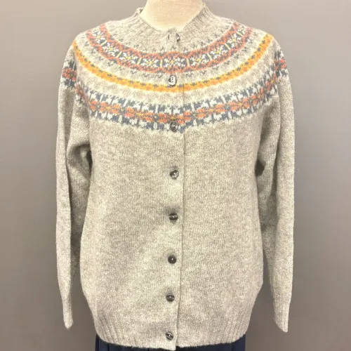 Harley of Scotland - Færø Cardigan Lysegrå Silver, silver 26, tynd, let, ensfarvet, klasse, sart, lys, forårs, perlegrå, strikjakke, knapper, striktrøje, bærestykke, borter, stjerner, mønster, fintstrikket, cardigan, striktrøje, strikjakke, ren, 100%, uld, lammeuld, lambswool, ulden, skotsk, skotland, færøerne, islænder, færømønster, færøstrik, indendørs, smart, moderne, klassisk, traditionel, norsk, trøje, knapper, biti, ribe, mønsterstrik