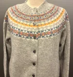 Harley of Scotland - Færø Cardigan Lysegrå Silver, silver 26, tynd, let, ensfarvet, klasse, sart, lys, forårs, perlegrå, strikjakke, knapper, striktrøje, bærestykke, borter, stjerner, mønster, fintstrikket, cardigan, striktrøje, strikjakke, ren, 100%, uld, lammeuld, lambswool, ulden, skotsk, skotland, færøerne, islænder, færømønster, færøstrik, indendørs, smart, moderne, klassisk, traditionel, norsk, trøje, knapper, biti, ribe, mønsterstrik
