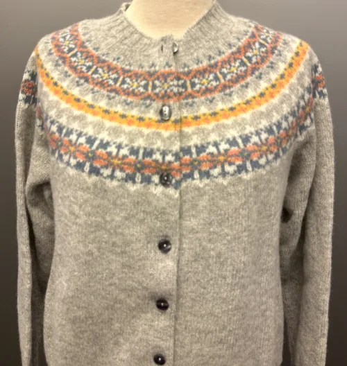 Harley of Scotland - Færø Cardigan Lysegrå Silver, silver 26, tynd, let, ensfarvet, klasse, sart, lys, forårs, perlegrå, strikjakke, knapper, striktrøje, bærestykke, borter, stjerner, mønster, fintstrikket, cardigan, striktrøje, strikjakke, ren, 100%, uld, lammeuld, lambswool, ulden, skotsk, skotland, færøerne, islænder, færømønster, færøstrik, indendørs, smart, moderne, klassisk, traditionel, norsk, trøje, knapper, biti, ribe, mønsterstrik