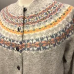 Harley of Scotland - Færø Cardigan Lysegrå Silver, silver 26, tynd, let, ensfarvet, klasse, sart, lys, forårs, perlegrå, strikjakke, knapper, striktrøje, bærestykke, borter, stjerner, mønster, fintstrikket, cardigan, striktrøje, strikjakke, ren, 100%, uld, lammeuld, lambswool, ulden, skotsk, skotland, færøerne, islænder, færømønster, færøstrik, indendørs, smart, moderne, klassisk, traditionel, norsk, trøje, knapper, biti, ribe, mønsterstrik