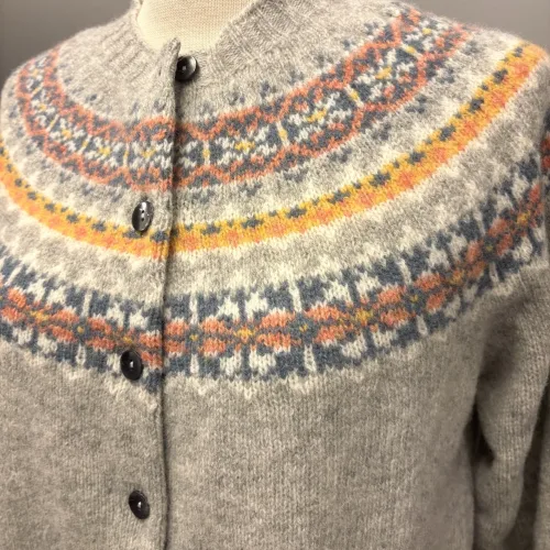 Harley of Scotland - Færø Cardigan Lysegrå Silver, silver 26, tynd, let, ensfarvet, klasse, sart, lys, forårs, perlegrå, strikjakke, knapper, striktrøje, bærestykke, borter, stjerner, mønster, fintstrikket, cardigan, striktrøje, strikjakke, ren, 100%, uld, lammeuld, lambswool, ulden, skotsk, skotland, færøerne, islænder, færømønster, færøstrik, indendørs, smart, moderne, klassisk, traditionel, norsk, trøje, knapper, biti, ribe, mønsterstrik