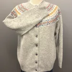 Harley of Scotland - Færø Cardigan Lysegrå Silver, silver 26, tynd, let, ensfarvet, klasse, sart, lys, forårs, perlegrå, strikjakke, knapper, striktrøje, bærestykke, borter, stjerner, mønster, fintstrikket, cardigan, striktrøje, strikjakke, ren, 100%, uld, lammeuld, lambswool, ulden, skotsk, skotland, færøerne, islænder, færømønster, færøstrik, indendørs, smart, moderne, klassisk, traditionel, norsk, trøje, knapper, biti, ribe, mønsterstrik