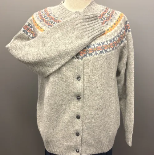 Harley of Scotland - Færø Cardigan Lysegrå Silver, silver 26, tynd, let, ensfarvet, klasse, sart, lys, forårs, perlegrå, strikjakke, knapper, striktrøje, bærestykke, borter, stjerner, mønster, fintstrikket, cardigan, striktrøje, strikjakke, ren, 100%, uld, lammeuld, lambswool, ulden, skotsk, skotland, færøerne, islænder, færømønster, færøstrik, indendørs, smart, moderne, klassisk, traditionel, norsk, trøje, knapper, biti, ribe, mønsterstrik