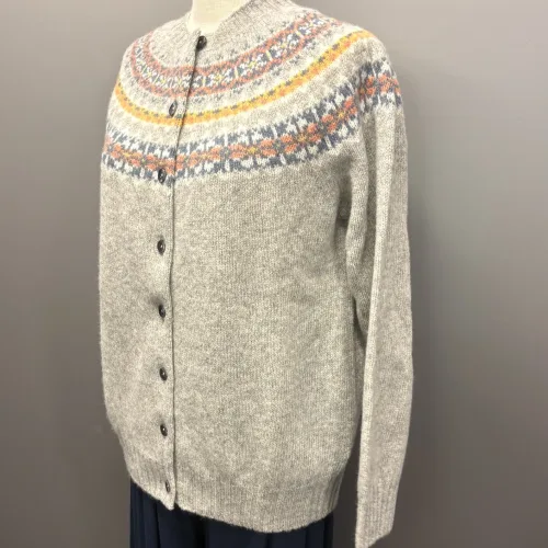 Harley of Scotland - Færø Cardigan Lysegrå Silver, silver 26, tynd, let, ensfarvet, klasse, sart, lys, forårs, perlegrå, strikjakke, knapper, striktrøje, bærestykke, borter, stjerner, mønster, fintstrikket, cardigan, striktrøje, strikjakke, ren, 100%, uld, lammeuld, lambswool, ulden, skotsk, skotland, færøerne, islænder, færømønster, færøstrik, indendørs, smart, moderne, klassisk, traditionel, norsk, trøje, knapper, biti, ribe, mønsterstrik