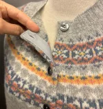Harley of Scotland - Færø Cardigan Lysegrå Silver, silver 26, tynd, let, ensfarvet, klasse, sart, lys, forårs, perlegrå, strikjakke, knapper, striktrøje, bærestykke, borter, stjerner, mønster, fintstrikket, cardigan, striktrøje, strikjakke, ren, 100%, uld, lammeuld, lambswool, ulden, skotsk, skotland, færøerne, islænder, færømønster, færøstrik, indendørs, smart, moderne, klassisk, traditionel, norsk, trøje, knapper, biti, ribe, mønsterstrik