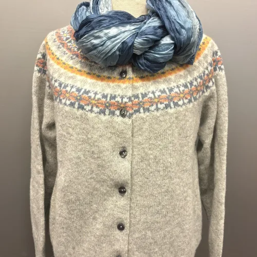 Harley of Scotland - Færø Cardigan Lysegrå Silver, silver 26, tynd, let, ensfarvet, klasse, sart, lys, forårs, perlegrå, strikjakke, knapper, striktrøje, bærestykke, borter, stjerner, mønster, fintstrikket, cardigan, striktrøje, strikjakke, ren, 100%, uld, lammeuld, lambswool, ulden, skotsk, skotland, færøerne, islænder, færømønster, færøstrik, indendørs, smart, moderne, klassisk, traditionel, norsk, trøje, knapper, biti, ribe, mønsterstrik
