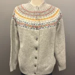Harley of Scotland - Færø Cardigan Lysegrå Silver, silver 26, tynd, let, ensfarvet, klasse, sart, lys, forårs, perlegrå, strikjakke, knapper, striktrøje, bærestykke, borter, stjerner, mønster, fintstrikket, cardigan, striktrøje, strikjakke, ren, 100%, uld, lammeuld, lambswool, ulden, skotsk, skotland, færøerne, islænder, færømønster, færøstrik, indendørs, smart, moderne, klassisk, traditionel, norsk, trøje, knapper, biti, ribe, mønsterstrik