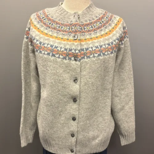 Harley of Scotland - Færø Cardigan Lysegrå Silver, silver 26, tynd, let, ensfarvet, klasse, sart, lys, forårs, perlegrå, strikjakke, knapper, striktrøje, bærestykke, borter, stjerner, mønster, fintstrikket, cardigan, striktrøje, strikjakke, ren, 100%, uld, lammeuld, lambswool, ulden, skotsk, skotland, færøerne, islænder, færømønster, færøstrik, indendørs, smart, moderne, klassisk, traditionel, norsk, trøje, knapper, biti, ribe, mønsterstrik