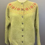 Harley of Scotland - Færø Cardigan Lysegrøn Abrikos, avocado 26, stjerner, stjernemønster, røde, koral, abrikos, smørgult, butter yellow, lysegrøn, sart, lys, forårs, grøn, stjerner, mønster, fintstrikket, cardigan, striktrøje, strikjakke, ren, 100%, uld, lammeuld, lambswool, ulden, skotsk, skotland, færøerne, islænder, færømønster, færøstrik, let, tynd, indendørs, smart, moderne, klassisk, traditionel, norsk, trøje, knapper, biti, ribe, mønsterstrik, fairisle, traditionel, moderne,