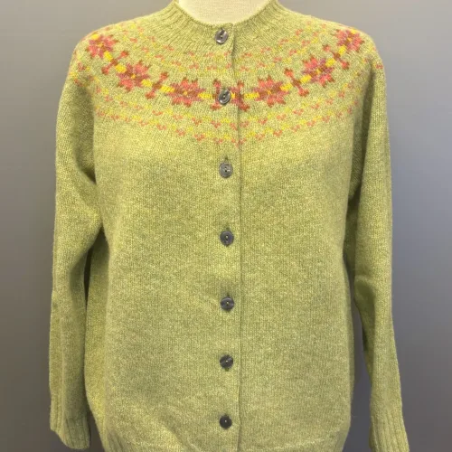 Harley of Scotland - Færø Cardigan Lysegrøn Abrikos, avocado 26, stjerner, stjernemønster, røde, koral, abrikos, smørgult, butter yellow, lysegrøn, sart, lys, forårs, grøn, stjerner, mønster, fintstrikket, cardigan, striktrøje, strikjakke, ren, 100%, uld, lammeuld, lambswool, ulden, skotsk, skotland, færøerne, islænder, færømønster, færøstrik, let, tynd, indendørs, smart, moderne, klassisk, traditionel, norsk, trøje, knapper, biti, ribe, mønsterstrik, fairisle, traditionel, moderne,