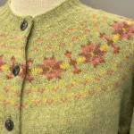 Harley of Scotland - Færø Cardigan Lysegrøn Abrikos, avocado 26, stjerner, stjernemønster, røde, koral, abrikos, smørgult, butter yellow, lysegrøn, sart, lys, forårs, grøn, stjerner, mønster, fintstrikket, cardigan, striktrøje, strikjakke, ren, 100%, uld, lammeuld, lambswool, ulden, skotsk, skotland, færøerne, islænder, færømønster, færøstrik, let, tynd, indendørs, smart, moderne, klassisk, traditionel, norsk, trøje, knapper, biti, ribe, mønsterstrik, fairisle, traditionel, moderne,