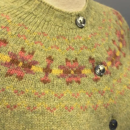 Harley of Scotland - Færø Cardigan Lysegrøn Abrikos, avocado 26, stjerner, stjernemønster, røde, koral, abrikos, smørgult, butter yellow, lysegrøn, sart, lys, forårs, grøn, stjerner, mønster, fintstrikket, cardigan, striktrøje, strikjakke, ren, 100%, uld, lammeuld, lambswool, ulden, skotsk, skotland, færøerne, islænder, færømønster, færøstrik, let, tynd, indendørs, smart, moderne, klassisk, traditionel, norsk, trøje, knapper, biti, ribe, mønsterstrik, fairisle, traditionel, moderne,