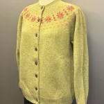 Harley of Scotland - Færø Cardigan Lysegrøn Abrikos, avocado 26, stjerner, stjernemønster, røde, koral, abrikos, smørgult, butter yellow, lysegrøn, sart, lys, forårs, grøn, stjerner, mønster, fintstrikket, cardigan, striktrøje, strikjakke, ren, 100%, uld, lammeuld, lambswool, ulden, skotsk, skotland, færøerne, islænder, færømønster, færøstrik, let, tynd, indendørs, smart, moderne, klassisk, traditionel, norsk, trøje, knapper, biti, ribe, mønsterstrik, fairisle, traditionel, moderne,