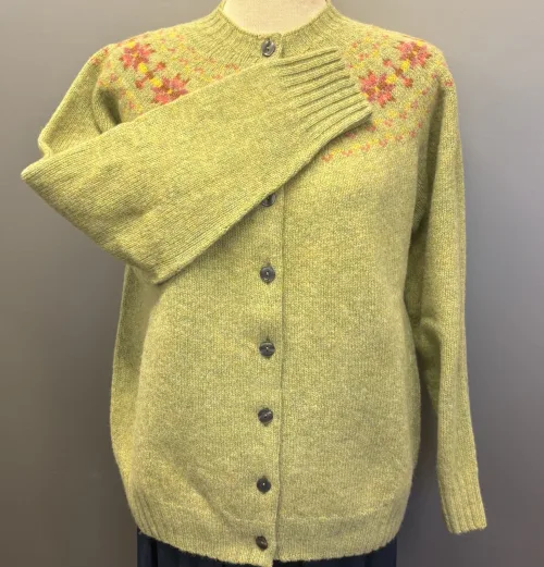 Harley of Scotland - Færø Cardigan Lysegrøn Abrikos, avocado 26, stjerner, stjernemønster, røde, koral, abrikos, smørgult, butter yellow, lysegrøn, sart, lys, forårs, grøn, stjerner, mønster, fintstrikket, cardigan, striktrøje, strikjakke, ren, 100%, uld, lammeuld, lambswool, ulden, skotsk, skotland, færøerne, islænder, færømønster, færøstrik, let, tynd, indendørs, smart, moderne, klassisk, traditionel, norsk, trøje, knapper, biti, ribe, mønsterstrik, fairisle, traditionel, moderne,