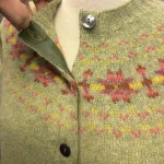 Harley of Scotland - Færø Cardigan Lysegrøn Abrikos, avocado 26, stjerner, stjernemønster, røde, koral, abrikos, smørgult, butter yellow, lysegrøn, sart, lys, forårs, grøn, stjerner, mønster, fintstrikket, cardigan, striktrøje, strikjakke, ren, 100%, uld, lammeuld, lambswool, ulden, skotsk, skotland, færøerne, islænder, færømønster, færøstrik, let, tynd, indendørs, smart, moderne, klassisk, traditionel, norsk, trøje, knapper, biti, ribe, mønsterstrik, fairisle, traditionel, moderne,