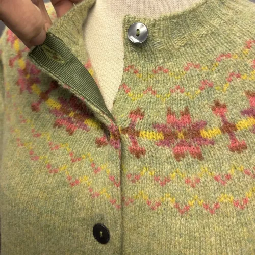 Harley of Scotland - Færø Cardigan Lysegrøn Abrikos, avocado 26, stjerner, stjernemønster, røde, koral, abrikos, smørgult, butter yellow, lysegrøn, sart, lys, forårs, grøn, stjerner, mønster, fintstrikket, cardigan, striktrøje, strikjakke, ren, 100%, uld, lammeuld, lambswool, ulden, skotsk, skotland, færøerne, islænder, færømønster, færøstrik, let, tynd, indendørs, smart, moderne, klassisk, traditionel, norsk, trøje, knapper, biti, ribe, mønsterstrik, fairisle, traditionel, moderne,