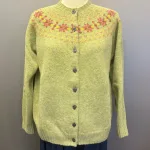 Harley of Scotland - Færø Cardigan Lysegrøn Abrikos, avocado 26, stjerner, stjernemønster, røde, koral, abrikos, smørgult, butter yellow, lysegrøn, sart, lys, forårs, grøn, stjerner, mønster, fintstrikket, cardigan, striktrøje, strikjakke, ren, 100%, uld, lammeuld, lambswool, ulden, skotsk, skotland, færøerne, islænder, færømønster, færøstrik, let, tynd, indendørs, smart, moderne, klassisk, traditionel, norsk, trøje, knapper, biti, ribe, mønsterstrik, fairisle, traditionel, moderne,