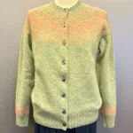 Harley of Scotland - Færø Cardigan Lysegrønrosa, abrikos, laks, lakserosa, salmon, parfait, Laks, sage, salvie, grøn, lys, støvetgrøn, støvet, dæmpet, blågrå, diskret, tidløs, anvendelig, klassisk, traditionel, færø, færøsk, fairisle, patter, style, dansk, design, nordisk, færøstrik, færøtrøje, færømønster, tynd, let, lun, indendørs, trøje, sweater, blød, ren, uld, lambswool, tyndt strik, fintstrikket, bærestykke, skuldrene, skotsk, skotland, kvalitet, smuk, holdbar, bæredygtig, mode, pige, dame, strikpullover, striksweater, uldstrik, uldsweater, hjemmestrik, gave, gaveide, efterår, vinter, pigestrik, ung, biti, ribe, vadehavet