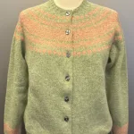 Harley of Scotland - Færø Cardigan Lysegrønrosa, abrikos, laks, lakserosa, salmon, parfait, Laks, sage, salvie, grøn, lys, støvetgrøn, støvet, dæmpet, blågrå, diskret, tidløs, anvendelig, klassisk, traditionel, færø, færøsk, fairisle, patter, style, dansk, design, nordisk, færøstrik, færøtrøje, færømønster, tynd, let, lun, indendørs, trøje, sweater, blød, ren, uld, lambswool, tyndt strik, fintstrikket, bærestykke, skuldrene, skotsk, skotland, kvalitet, smuk, holdbar, bæredygtig, mode, pige, dame, strikpullover, striksweater, uldstrik, uldsweater, hjemmestrik, gave, gaveide, efterår, vinter, pigestrik, ung, biti, ribe, vadehavet