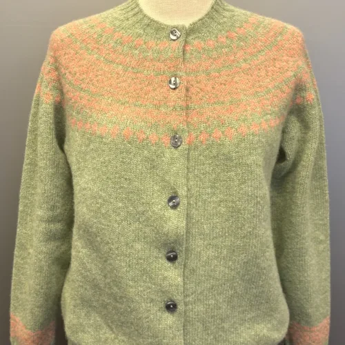 Harley of Scotland - Færø Cardigan Lysegrønrosa, abrikos, laks, lakserosa, salmon, parfait, Laks, sage, salvie, grøn, lys, støvetgrøn, støvet, dæmpet, blågrå, diskret, tidløs, anvendelig, klassisk, traditionel, færø, færøsk, fairisle, patter, style, dansk, design, nordisk, færøstrik, færøtrøje, færømønster, tynd, let, lun, indendørs, trøje, sweater, blød, ren, uld, lambswool, tyndt strik, fintstrikket, bærestykke, skuldrene, skotsk, skotland, kvalitet, smuk, holdbar, bæredygtig, mode, pige, dame, strikpullover, striksweater, uldstrik, uldsweater, hjemmestrik, gave, gaveide, efterår, vinter, pigestrik, ung, biti, ribe, vadehavet