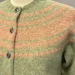 Harley of Scotland - Færø Cardigan Lysegrønrosa, abrikos, laks, lakserosa, salmon, parfait, Laks, sage, salvie, grøn, lys, støvetgrøn, støvet, dæmpet, blågrå, diskret, tidløs, anvendelig, klassisk, traditionel, færø, færøsk, fairisle, patter, style, dansk, design, nordisk, færøstrik, færøtrøje, færømønster, tynd, let, lun, indendørs, trøje, sweater, blød, ren, uld, lambswool, tyndt strik, fintstrikket, bærestykke, skuldrene, skotsk, skotland, kvalitet, smuk, holdbar, bæredygtig, mode, pige, dame, strikpullover, striksweater, uldstrik, uldsweater, hjemmestrik, gave, gaveide, efterår, vinter, pigestrik, ung, biti, ribe, vadehavet