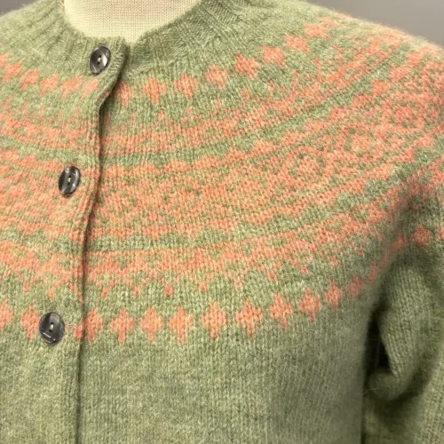 Harley of Scotland - Færø Cardigan Lysegrønrosa, abrikos, laks, lakserosa, salmon, parfait, Laks, sage, salvie, grøn, lys, støvetgrøn, støvet, dæmpet, blågrå, diskret, tidløs, anvendelig, klassisk, traditionel, færø, færøsk, fairisle, patter, style, dansk, design, nordisk, færøstrik, færøtrøje, færømønster, tynd, let, lun, indendørs, trøje, sweater, blød, ren, uld, lambswool, tyndt strik, fintstrikket, bærestykke, skuldrene, skotsk, skotland, kvalitet, smuk, holdbar, bæredygtig, mode, pige, dame, strikpullover, striksweater, uldstrik, uldsweater, hjemmestrik, gave, gaveide, efterår, vinter, pigestrik, ung, biti, ribe, vadehavet