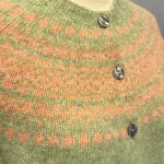 Harley of Scotland - Færø Cardigan Lysegrønrosa, abrikos, laks, lakserosa, salmon, parfait, Laks, sage, salvie, grøn, lys, støvetgrøn, støvet, dæmpet, blågrå, diskret, tidløs, anvendelig, klassisk, traditionel, færø, færøsk, fairisle, patter, style, dansk, design, nordisk, færøstrik, færøtrøje, færømønster, tynd, let, lun, indendørs, trøje, sweater, blød, ren, uld, lambswool, tyndt strik, fintstrikket, bærestykke, skuldrene, skotsk, skotland, kvalitet, smuk, holdbar, bæredygtig, mode, pige, dame, strikpullover, striksweater, uldstrik, uldsweater, hjemmestrik, gave, gaveide, efterår, vinter, pigestrik, ung, biti, ribe, vadehavet